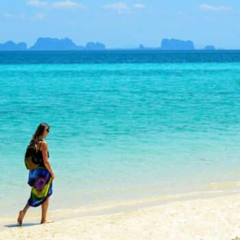 Nachdem Koh Kradan zum besten Strand der Welt gekürt wurde, ist die Zahl der Touristen auf 2000 pro Tag angestiegen, eine Versechsfachung gegenüber dem vorherigen Durchschnitt von 300 Besuchern pro Tag.