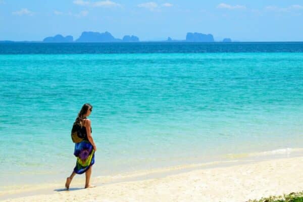 Nachdem Koh Kradan zum besten Strand der Welt gekürt wurde, ist die Zahl der Touristen auf 2000 pro Tag angestiegen, eine Versechsfachung gegenüber dem vorherigen Durchschnitt von 300 Besuchern pro Tag.
