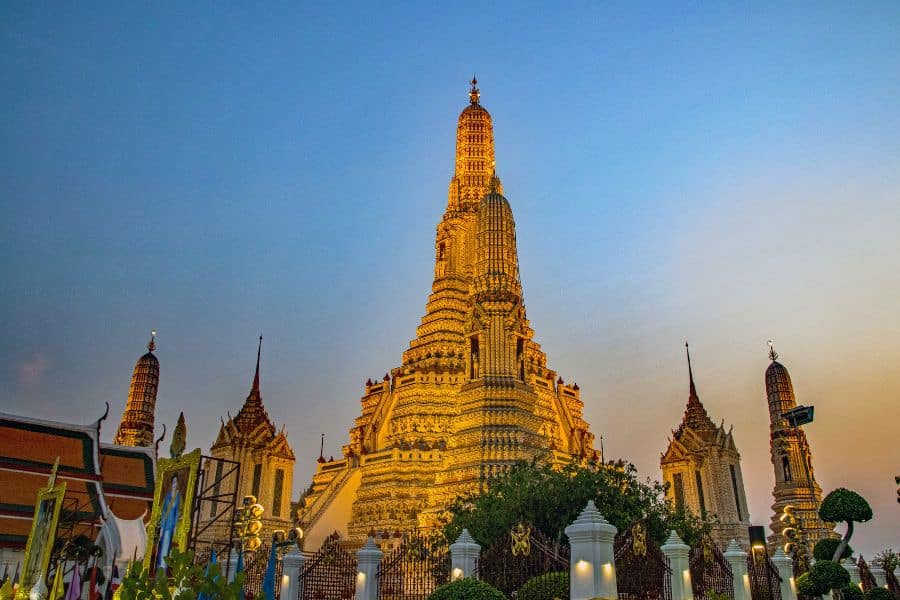 Wat Arun Tempel im goldenen Abendlicht in Bangkok, Thailand.