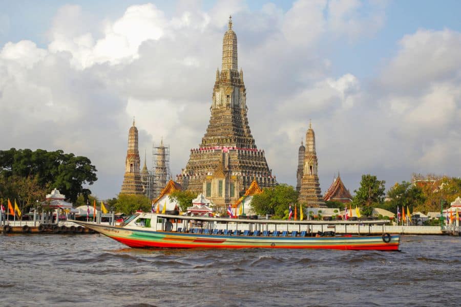 Wat Arun Tempel und ein Boot auf dem Chao Phraya-Fluss in Bangkok.