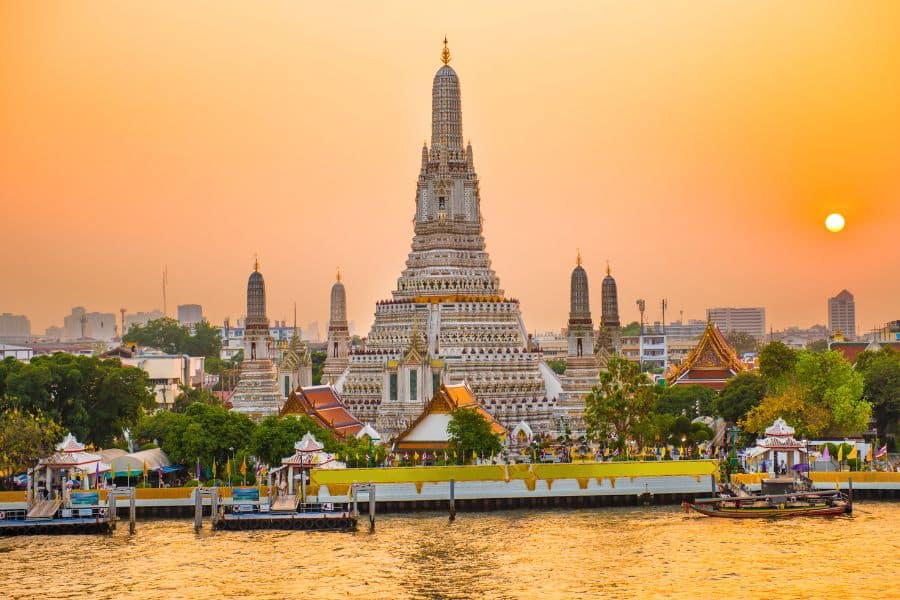 Wat Arun Tempel bei Sonnenuntergang am Chao Phraya-Fluss in Bangkok, Thailand.