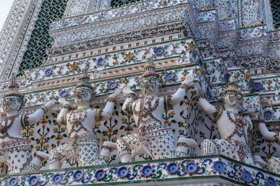 Detailaufnahme der kunstvollen Verzierungen und Figuren am Wat Arun in Bangkok.