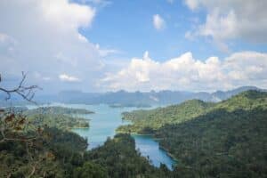 Panoramablick auf den Cheow Lan See im Khao Sok Nationalpark mit grünen Inseln und Karstbergen in Surat Thani, Thailand