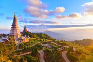 Die Königs- und Königin-Pagoden auf dem Doi Inthanon Berg in Chiang Mai, umgeben von Gärten und Berglandschaft, Thailand