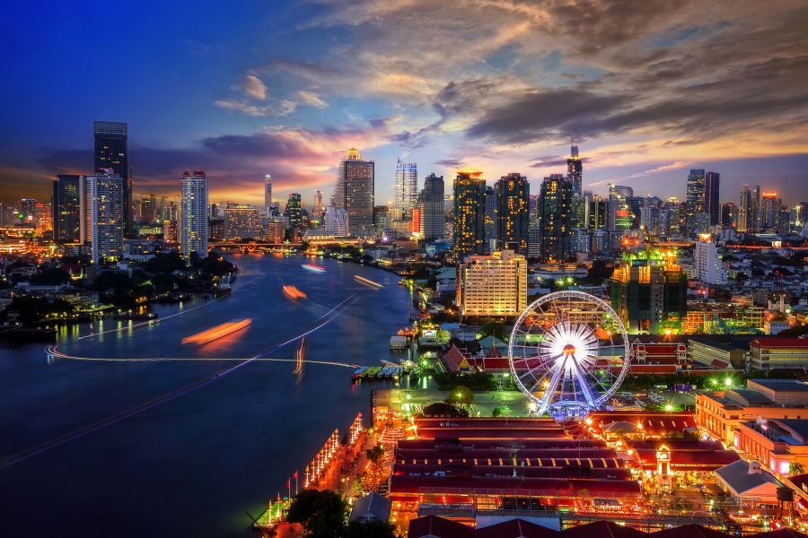 Beste Reisezeit Bangkok 2026 – Skyline am Abend mit Chao Phraya Fluss und Riesenrad
