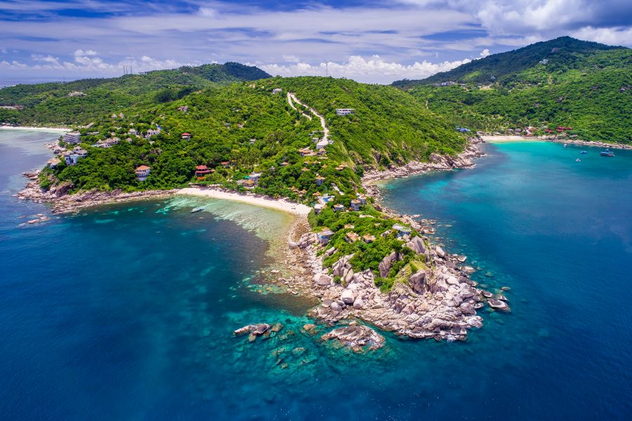 Beste Reisezeit Koh Tao 2026 – Sai Daeng Beach mit türkisblauem Meer im Golf von Thailand
