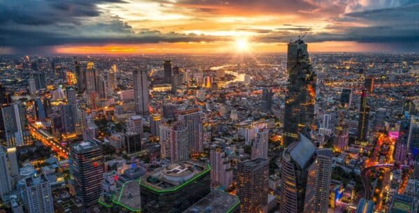 Beste Reisezeit Thailand 2026 – Bangkok Skyline bei Sonnenuntergang mit Flussblick
