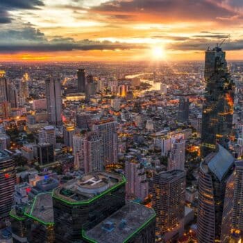 Beitragsbild Beste Reisezeit Thailand 2026 – Skyline von Bangkok bei Sonnenuntergang