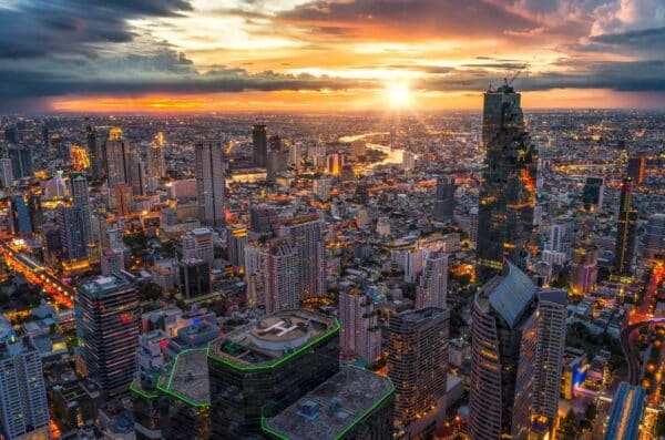 Beitragsbild Beste Reisezeit Thailand 2026 – Skyline von Bangkok bei Sonnenuntergang