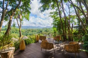 Aussichtsterrasse im Khao Sok Boutique Camps mit Blick über den Regenwald und die Berge im Khao Sok Nationalpark