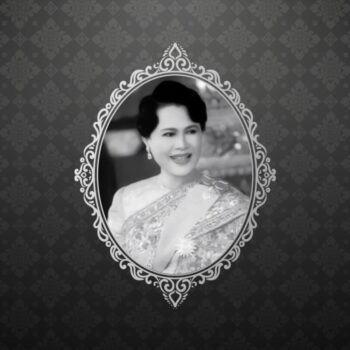 Schwarz-weißes Porträt von Königin Sirikit, der Königinmutter Thailands, in traditioneller Kleidung – Symbol für Würde, Mitgefühl und Anmut.