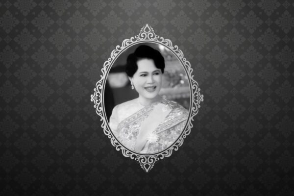 Schwarz-weißes Porträt von Königin Sirikit, der Königinmutter Thailands, in traditioneller Kleidung – Symbol für Würde, Mitgefühl und Anmut.