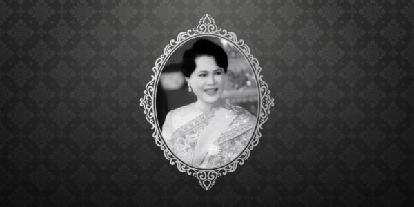 Schwarz-weißes Porträt von Königin Sirikit in traditioneller thailändischer Kleidung, aufgenommen als Hommage an die Königinmutter Thailands.