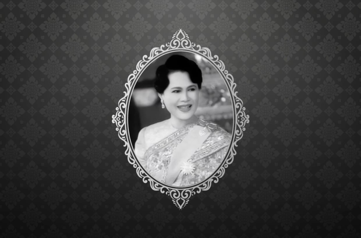 Schwarz-weißes Porträt von Königin Sirikit, der Königinmutter Thailands, in traditioneller Kleidung – Symbol für Würde, Mitgefühl und Anmut.