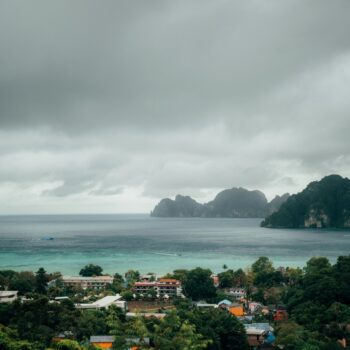 Blick auf die Küste Südthailands während der Regenzeit mit bewölktem Himmel und ruhigem Meer