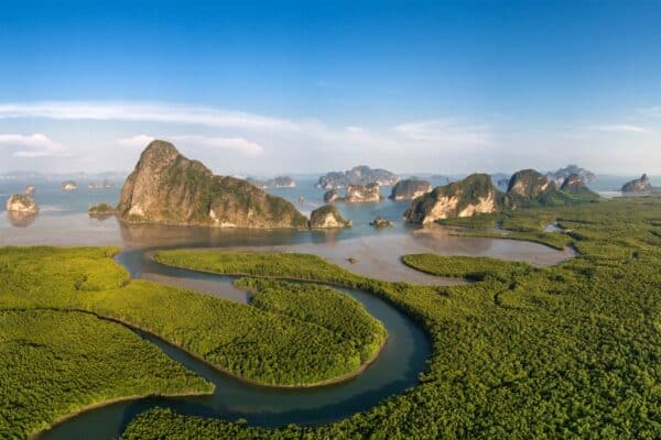 Phang Nga Bucht mit Kalksteinfelsen, Lagunen und Mangroven im Westen Thailands