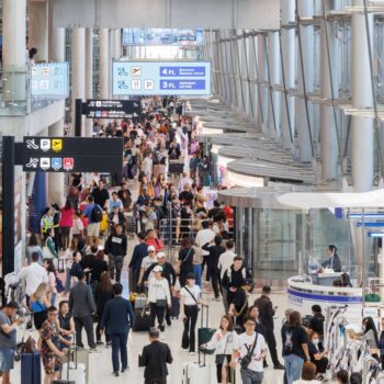 Internationale Reisende am Flughafen während des globalen Flugverkehrs nach Thailand