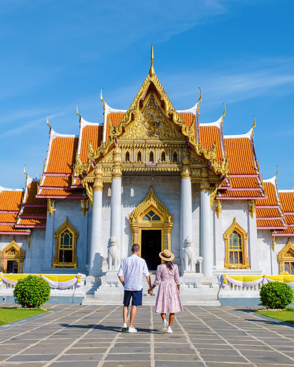 Paar vor einem Tempel in Bangkok während einer Thailand Gruppenreise
