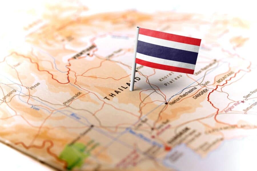 Thailand Karte mit Flagge zur Darstellung der Reiseplanung und Flugrouten nach Südostasien