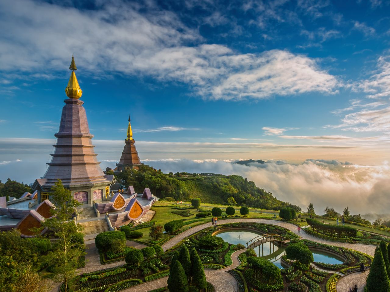 Tempel in Nordthailand mit Blick über Landschaft während einer Gruppenreise mit Strandverlängerung