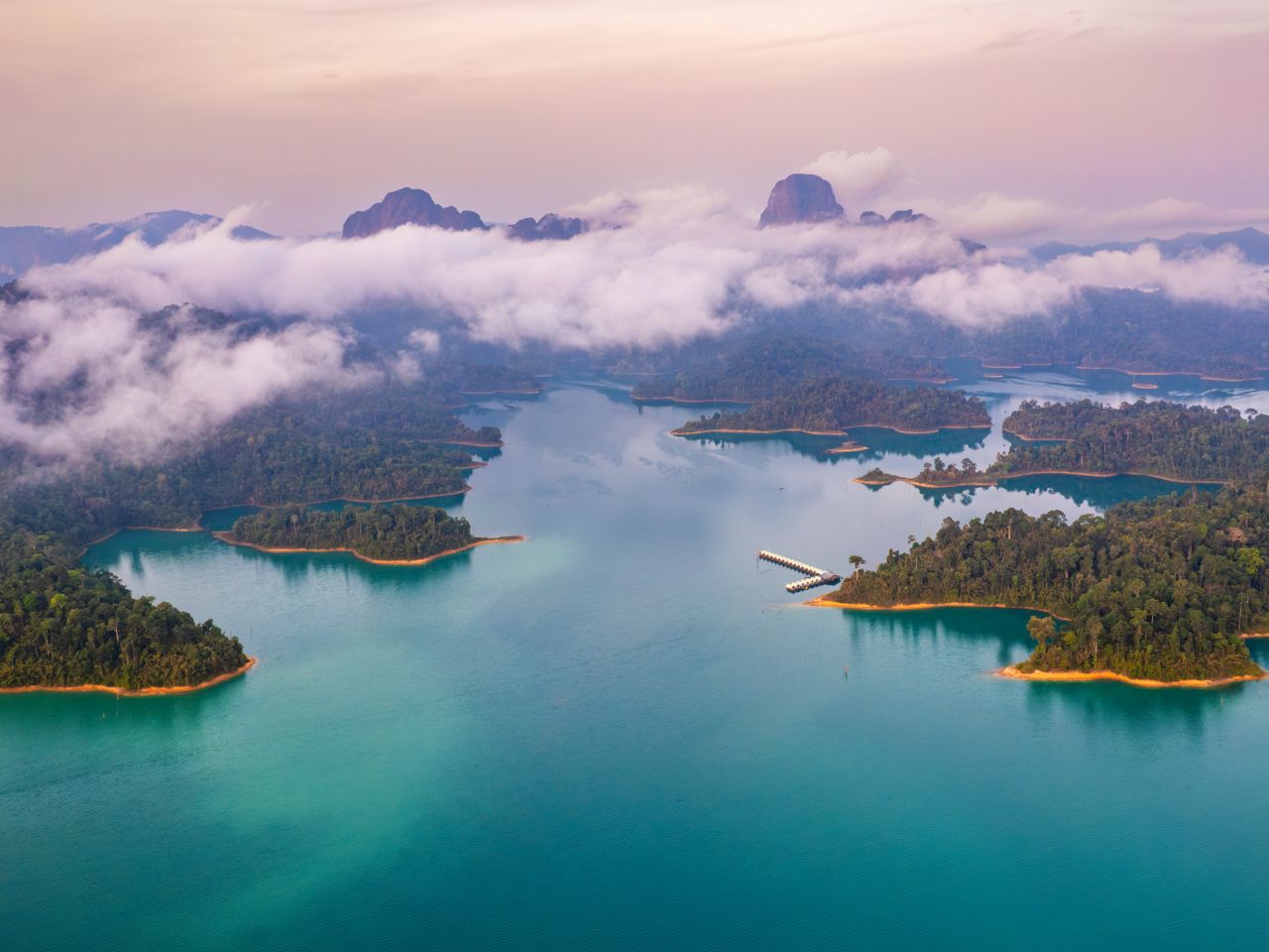 Seenlandschaft im Khao Sok Nationalpark während einer Gruppenreise in Südthailand mit Koh Samui