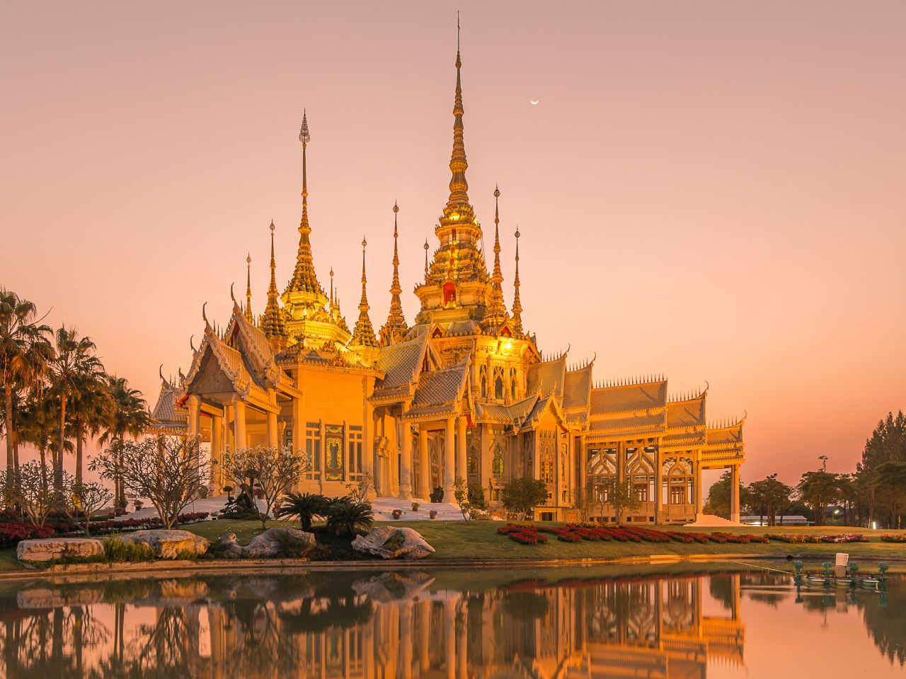 Tempel und Küstenlandschaft in Südthailand während einer Gruppenreise in kleiner Gruppe