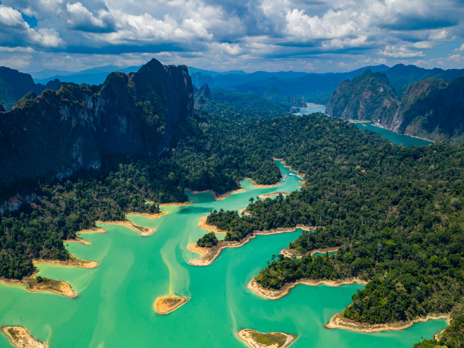 Inseln und Küstenlandschaft in Südthailand während einer Gruppenreise