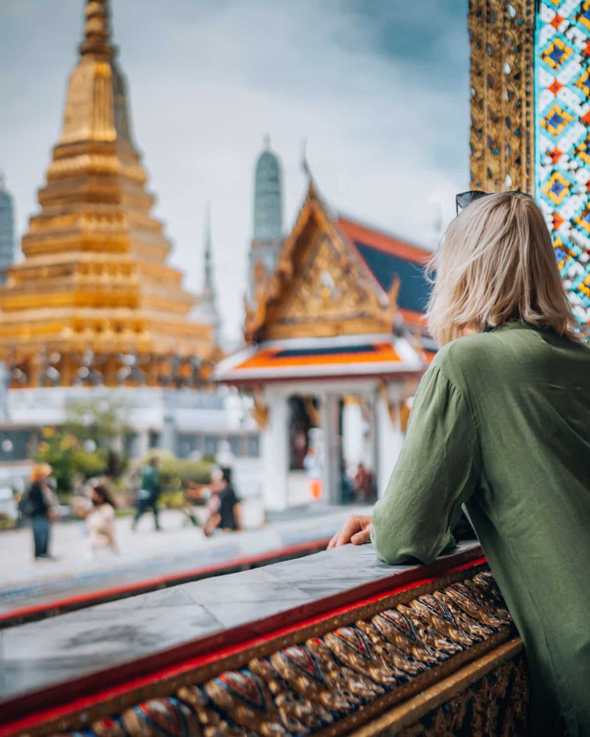 Reisende betrachtet Tempelanlage in Thailand während einer Gruppenreise in kleiner Gruppe