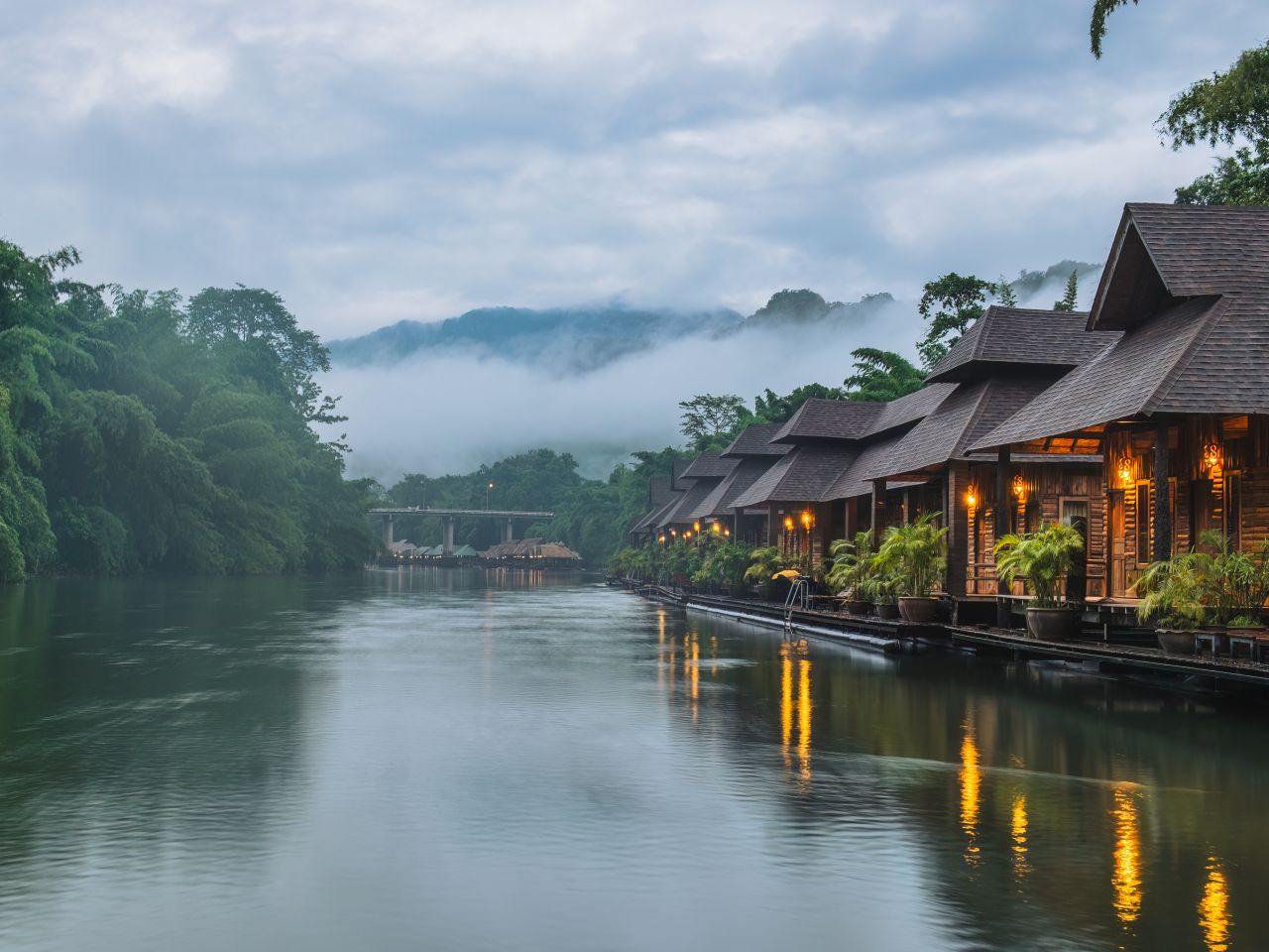 Flusslandschaft am River Kwai während einer Gruppenreise in Zentralthailand