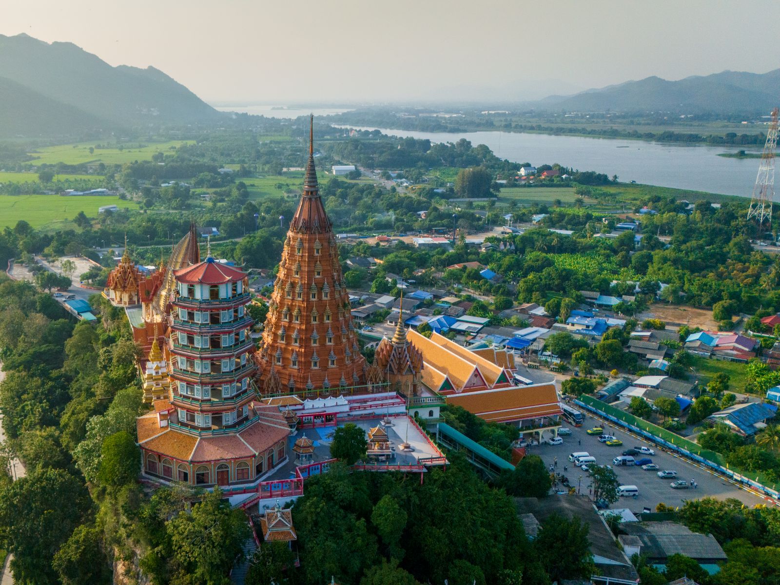 Tempelanlage und Flusslandschaft in Zentralthailand während einer Gruppenreise