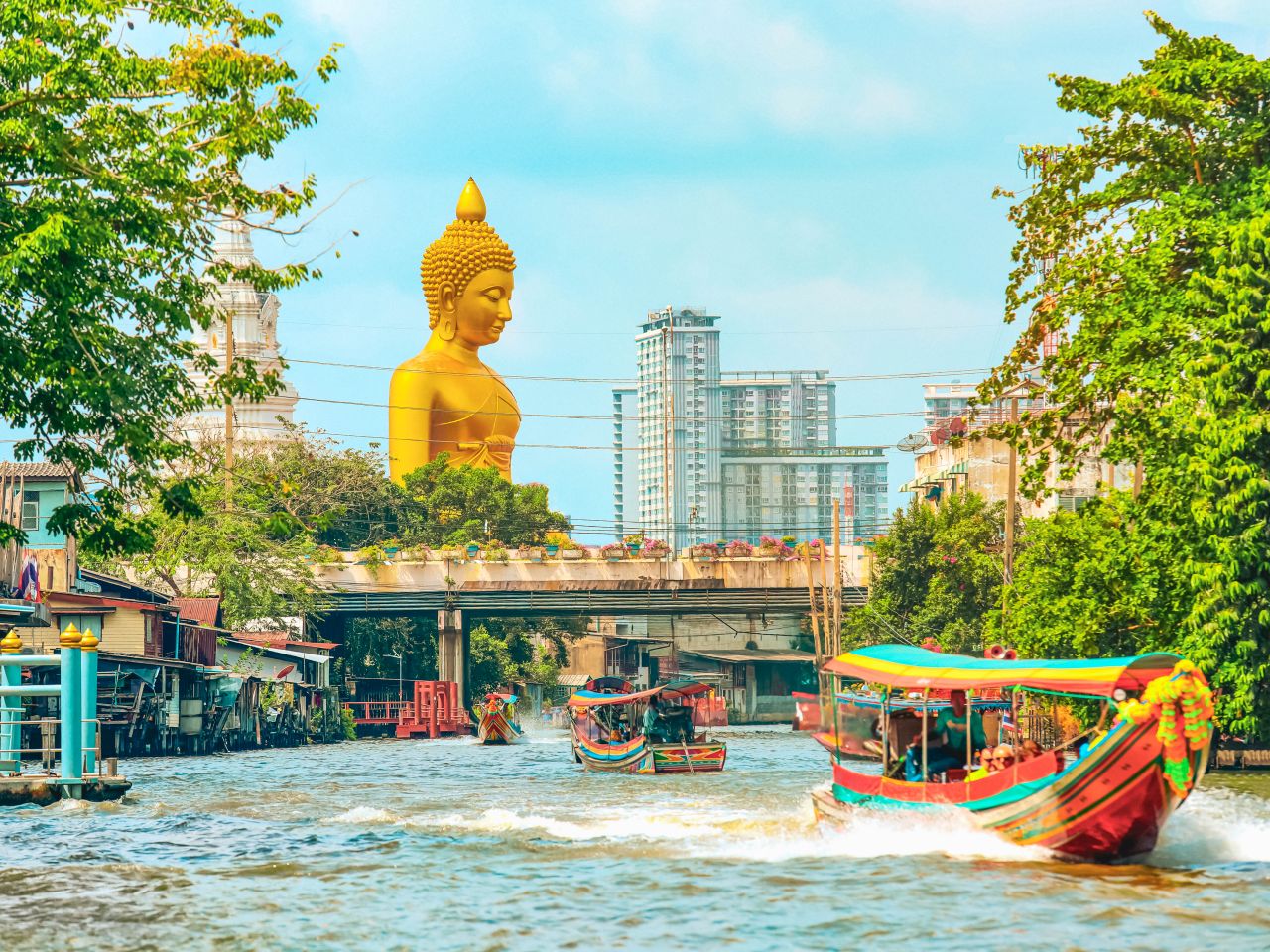 Longtailboote auf dem Chao Phraya — freier Tag in Bangkok während der Kleingruppenreise