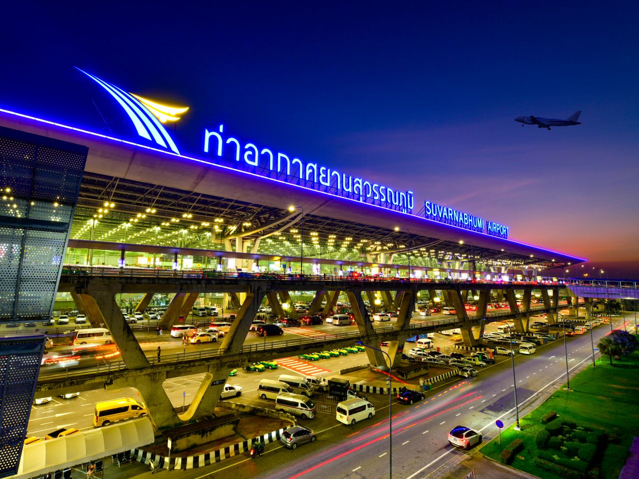 Flughafen Suvarnabhumi Bangkok bei Nacht — Abreise nach der Thailand Kleingruppenreise mit Strandverlängerung in Cha-Am