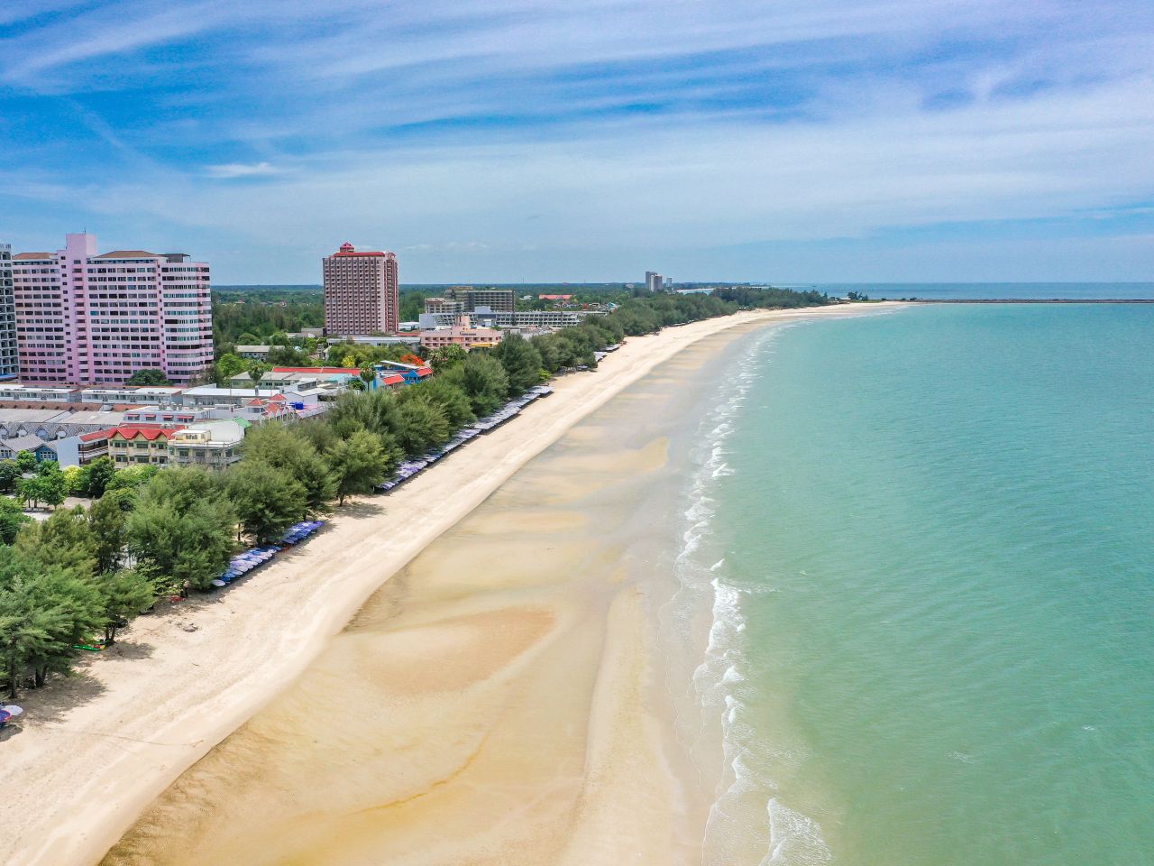 Langer Sandstrand von Cha-Am am Golf von Thailand aus der Vogelperspektive — Strandverlängerung nach der Thailand Kleingruppenreise