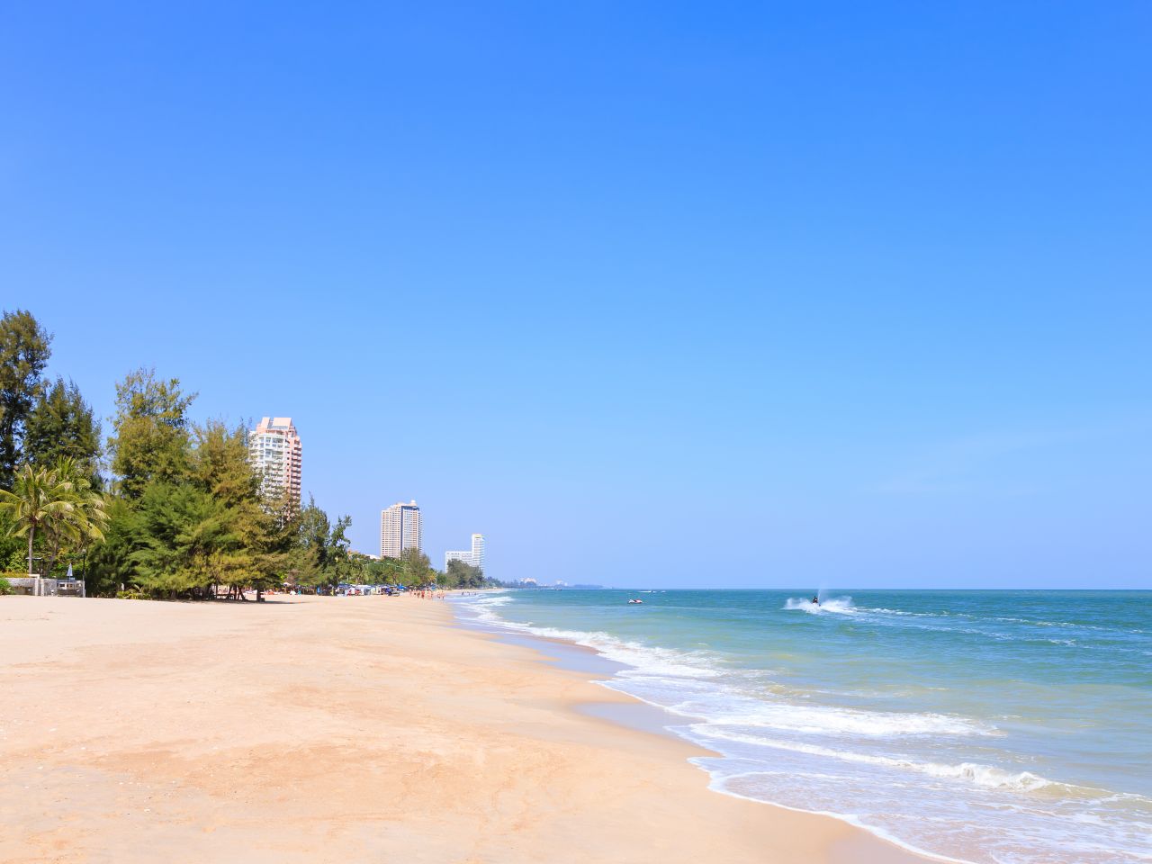 Breiter Sandstrand von Cha-Am mit ruhigem türkisfarbenem Wasser und Pinien — Strandverlängerung nach der Thailand Kleingruppenreise