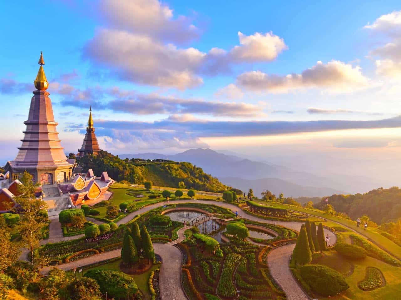 Königliche Pagoden auf dem Doi Inthanon bei Chiang Mai während einer Loy Krathong Rundreise durch Nordthailand
