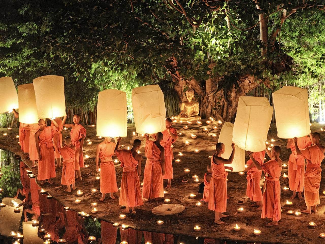 Buddhistische Mönche bereiten Himmelslaternen beim Yi Peng und Loy Krathong Festival in Chiang Mai vor
