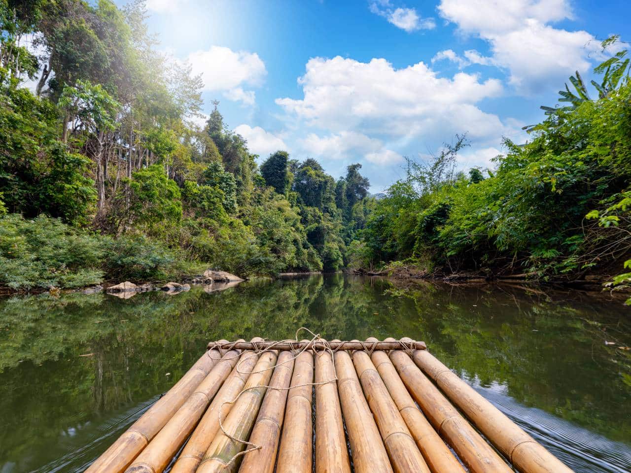 Bambusfloßfahrt im Khao Sok Nationalpark während einer Thailand Rundreise 3 Wochen