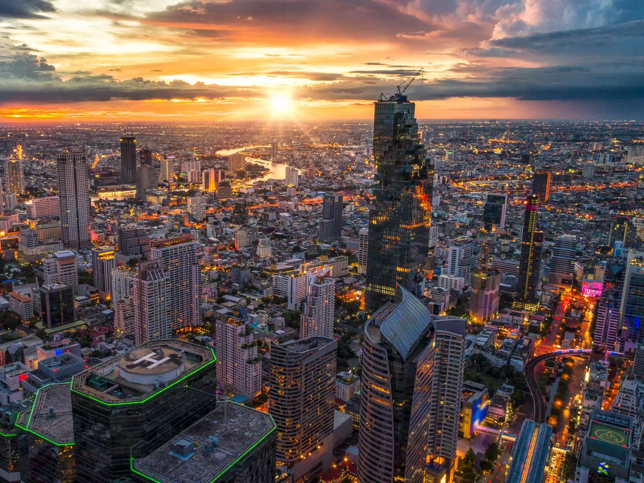 Bangkok Skyline bei Sonnenuntergang zum Start einer Familienreise Thailand