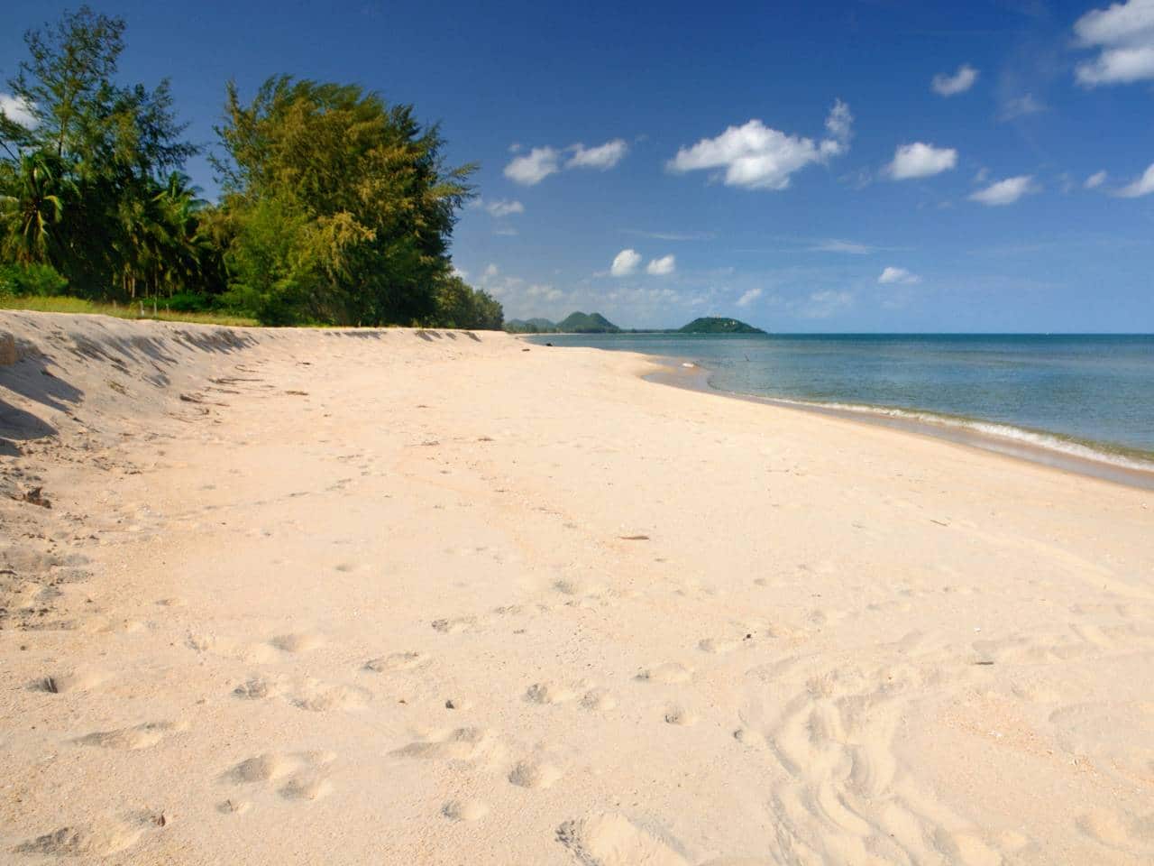 Menschenleerer Sandstrand in Bangkrud am Golf von Thailand
