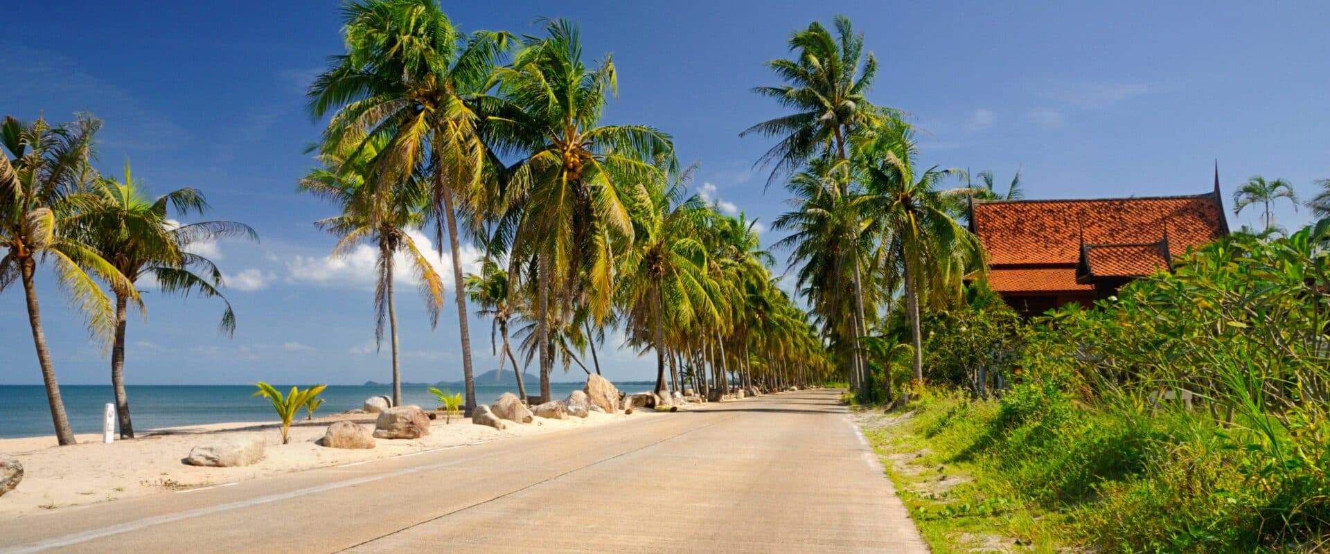 Palmengesäumte Strandstraße in Bangkrud am Golf von Thailand