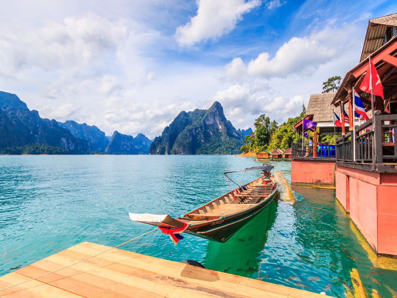 Longtailboot auf dem Cheow Lan See im Khao Sok Nationalpark