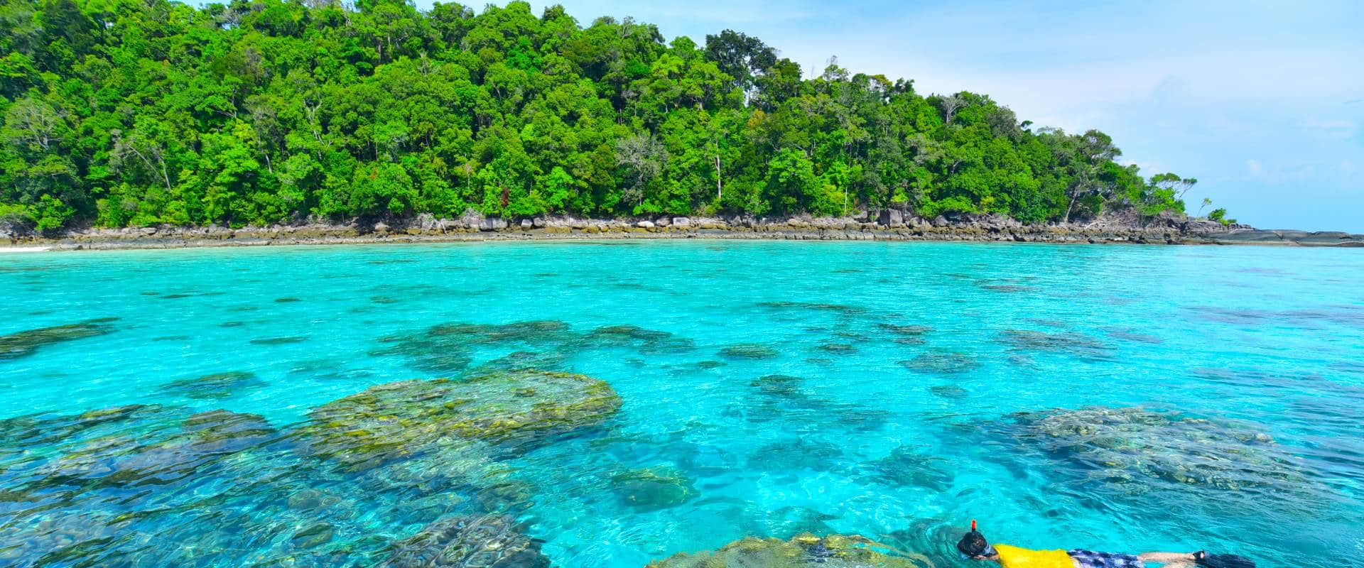 Türkisblaues Wasser vor Koh Surin bei einer Homestay Thailand Reise