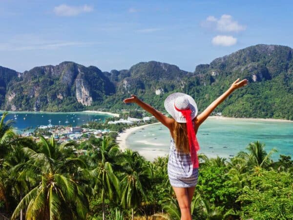 Aussicht auf Koh Phi Phi Don mit Buchten und Kalksteinfelsen