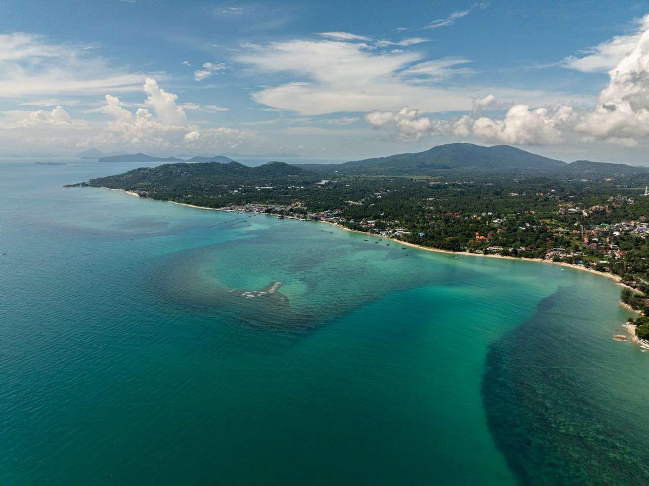 Küste von Koh Samui mit türkisfarbenem Meer aus der Luft