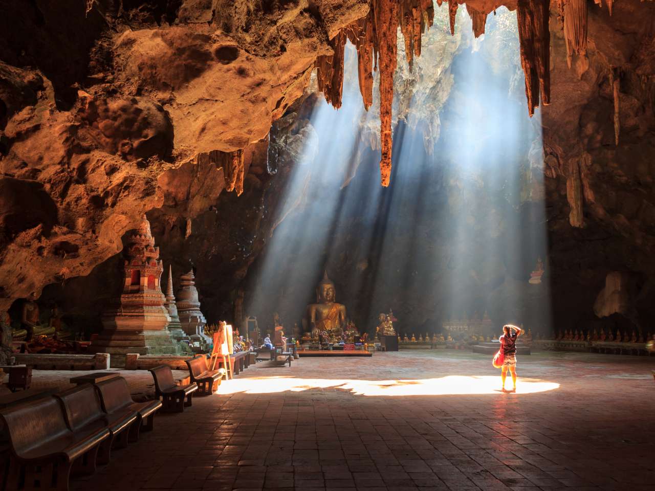 Lichtstrahlen in der Tham Khao Luang Höhle bei Phetchaburi