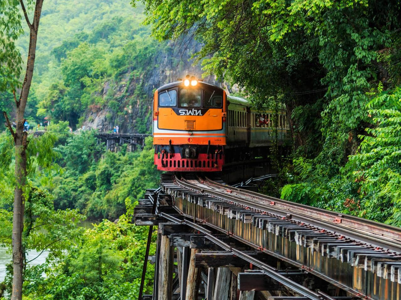 Zug auf der Todeseisenbahn bei Tham Krasae in Kanchanaburi