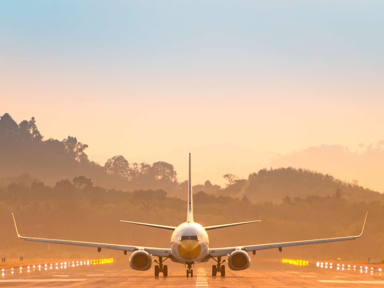 Flugzeug auf der Startbahn zum Abschluss einer Thailand Rundreise 3 Wochen