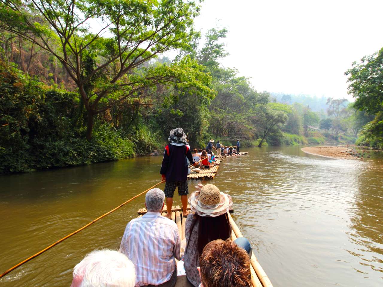Bambusfloßfahrt auf dem Mae Tang Fluss während einer Thailand Rundreise 3 Wochen