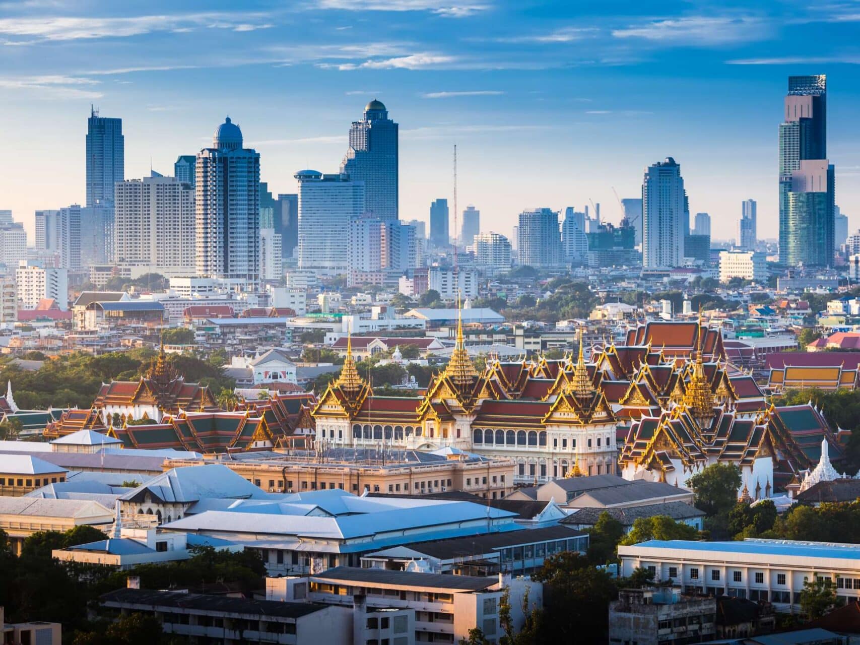 Königspalast in Bangkok mit moderner Skyline im Hintergrund auf einer Thailand Rundreise 3 Wochen