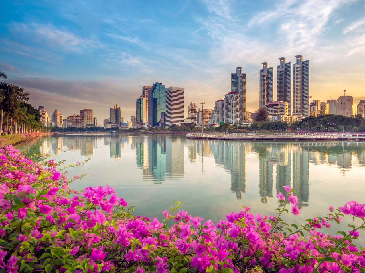 Benjakitti Park in Bangkok mit Skyline zum Auftakt einer Thailand Rundreise 3 Wochen